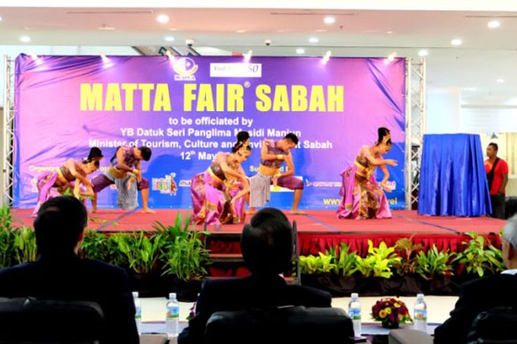 Tarian tradisional Indonesia pada acara pembukaan MATTA Fair, yang dibawakan oleh Siswa-siswi Sekolah Indonesia Kota Kinabalu (SIKK). Malaysian Association Of Tour And Travel Agents (MATTA) Chapter Sabah digelar di Mall Suriah Sabah pada 12-14 Mei 2017.
