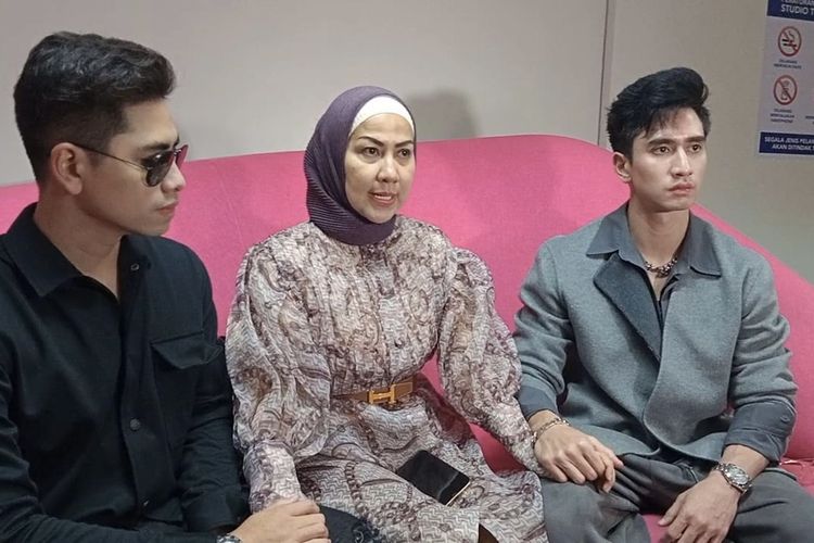 Venna Melinda yang didampingi oleh Athalla Naufal (kiri) dan Verrell Bramasta (kanan)   di kawasan Tendean, Jakarta Selatan, Senin (16/1/2023). 