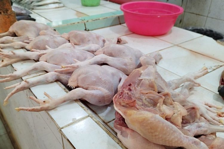 Ayam broiler utuh di Pasar Gondangdia, Menteng, Jakarta Pusat, Senin (31/7/2023). (KOMPAS.com/XENA OLIVIA)