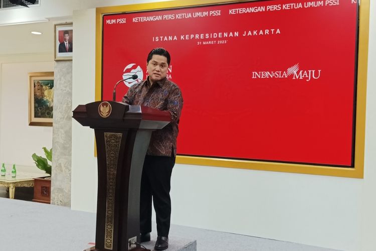 Ketua Umum PSSI Erick Thohir memberikan keterangan pers usai bertemu Presiden Joko Widodo di Istana Merdeka, Jakarta, Jumat (31/3/2023).