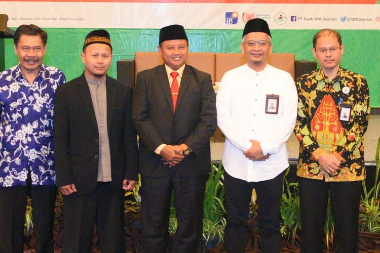 Wakil Gubernur Jawa Barat Uu Ruzhanul Ulum (paling tengah) saat membuka Pelatihan Manajemen Masjid Daarut Tauhid Peduli Priangan Timur di Kota Tasikmalaya, Sabtu (3/8/2019).
