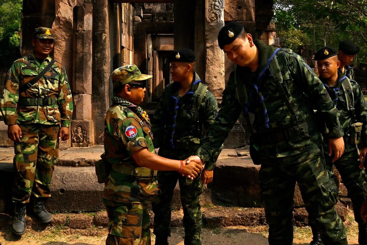 Tentara Kamboja (kedua dari kiri) berjabat tangan dengan tentara Thailand (kedua dari kanan) di perbatasan yang menjadi sengketa kedua negara, yakni kuil Prasat Ta Muen Thom atau Prasat Ta Moan Thom di Khmer, Provinsi Oddar Meanchey, 26 Maret 2025.