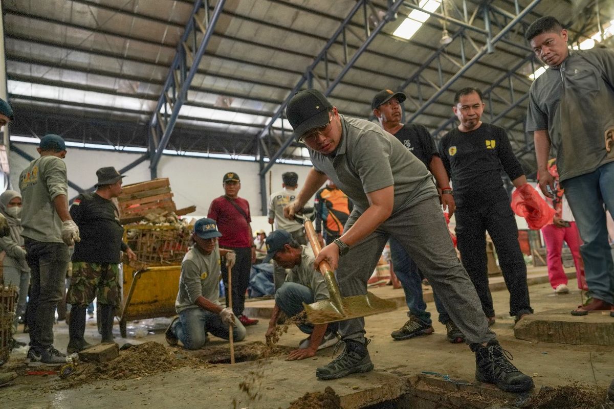 Bupati HST Aulia Oktafiandi memimpin acara Jumat Bersih bersama ASN dan warga di Pasar Keramat Barabai, Jumat (17/5/2024).