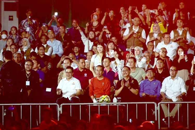 Presiden Joko Widodo saat menyaksikan langsung acara bertajuk Malam Apresiasi Nusantara di kawasan Ibu Kota Nusantara (IKN), Kabupaten Penajam Paser Utara, Provinsi Kalimantan Timur, pada Jumat malam (22/9/2023). 