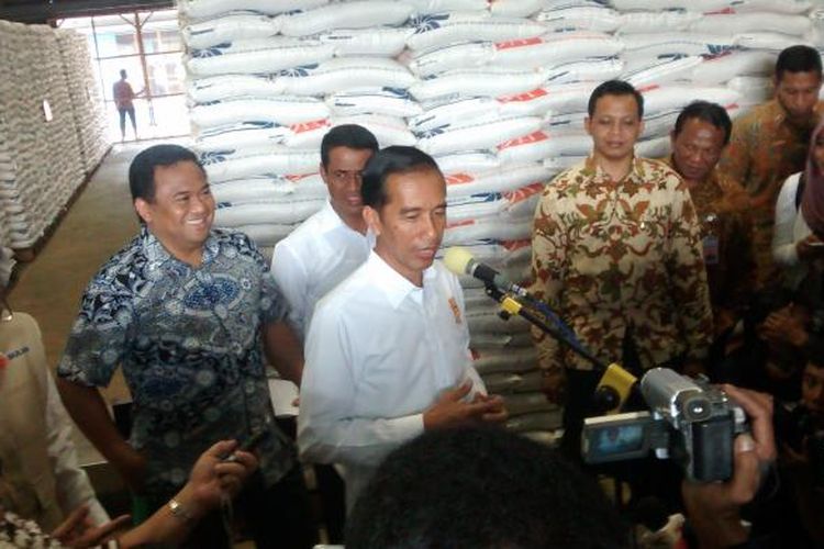 Presiden Joko Widodo mengunjungi Gudang Bulog di Cimindi, Jawa Barat.
