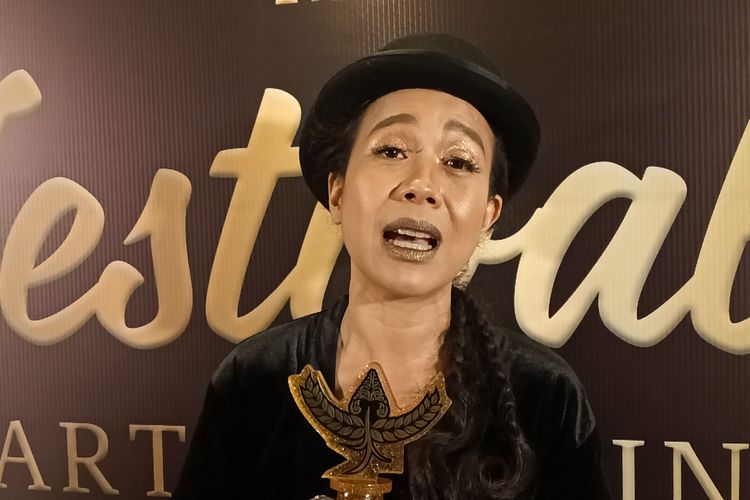 Komedian TJ Ruth mengaku terharu karena meraih Piala Gunungan dalam acara Festival Film Wartawan Indonesia 2023. 