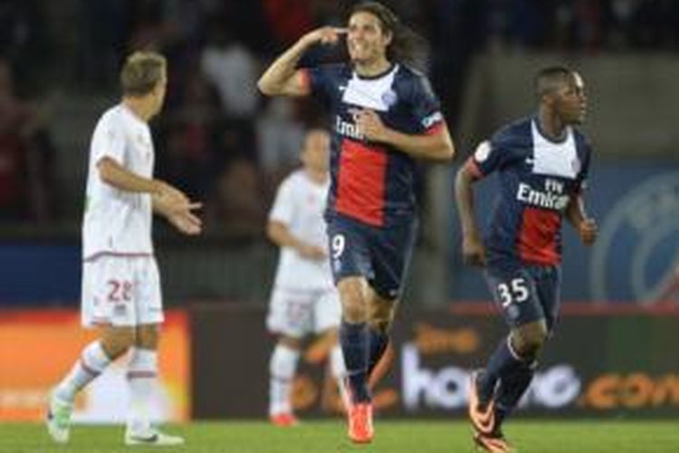 Striker Paris Saint-Germain (PSG), Edinson Cavani (tengah), menjadi penyelamat klubnya saat melawan AC Ajaccio di Stadion Parc des Princes, Minggu (18/8/2013). Berkat gol Cavani, PSG bermain imbang 1-1 melawan Ajaccio.