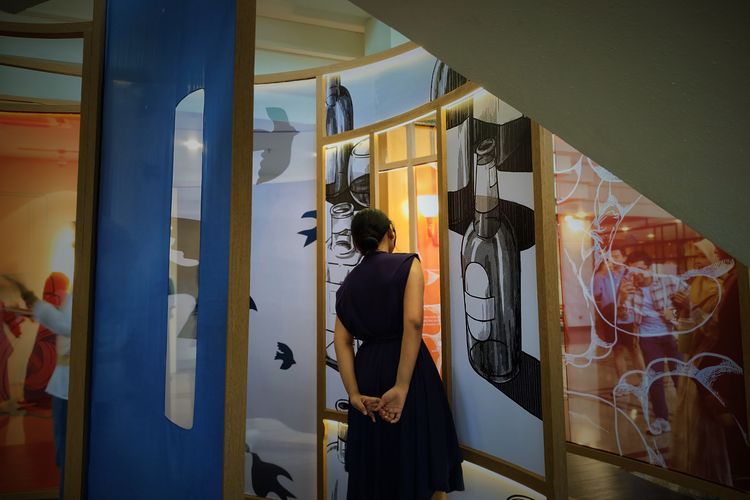 Potret Crisma, pengunjung Pameran Chronospira yang memakai dress layaknya karakter Sore, saat Kompas.com temui di Artotel Gelora Senayan, Minggu (27/7/2025).