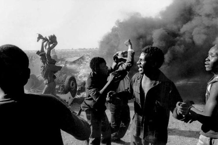 Sejumlah demonstran anti Apartheid di Afrika Selatan