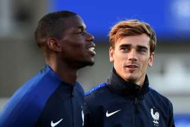 Paul Pogba (kiri) dan Antoine Griezmann menjalani sesi latihan bersama tim nasional Perancis, 4 Oktober 2016.