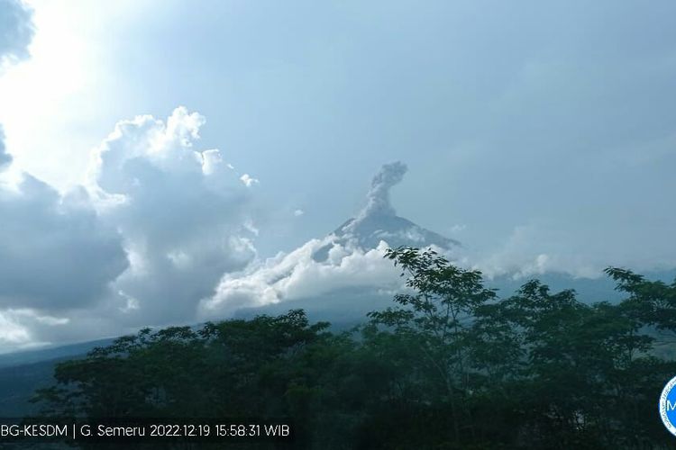 Gunung Semeru Erupsi Lagi Keluarkan Kolom Abu Setinggi 1 500 Meter