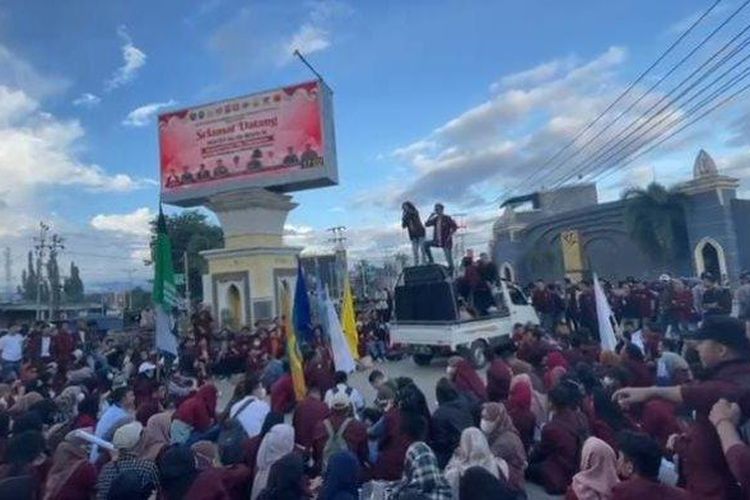 Potret saat Yunus Pasau berorasi di simpang lima Kota Gorontalo atau Perlimaan Telaga, Jumat (2/9/2022). 