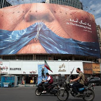 Baliho di bangunan Lapangan Valiasr, Teheran, Iran, menggambarkan wajah Presiden Amerika Serikat Donald Trump dengan Selat Hormuz, ketika difoto pada 2 Mei 2026.