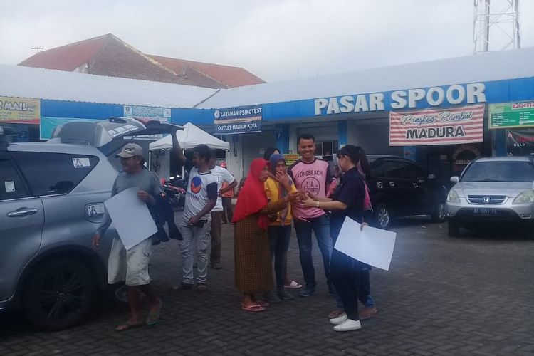 Foto artis Ratna Listy (kanan), caleg DPR RI Partai Nasdem, menemui warga saat berkampanye di Pasar Spoor, Kota Madiun, Jawa Timur, Sabtu (19/1/2019) pagi, seperti dibagikan oleh Bawaslu Kota Madiun. Caleg Partai Nasdem itu dipanggil Bawaslu Kota lantaran diduga menggelar kampanye tanpa izin dari aparat kepolisian.