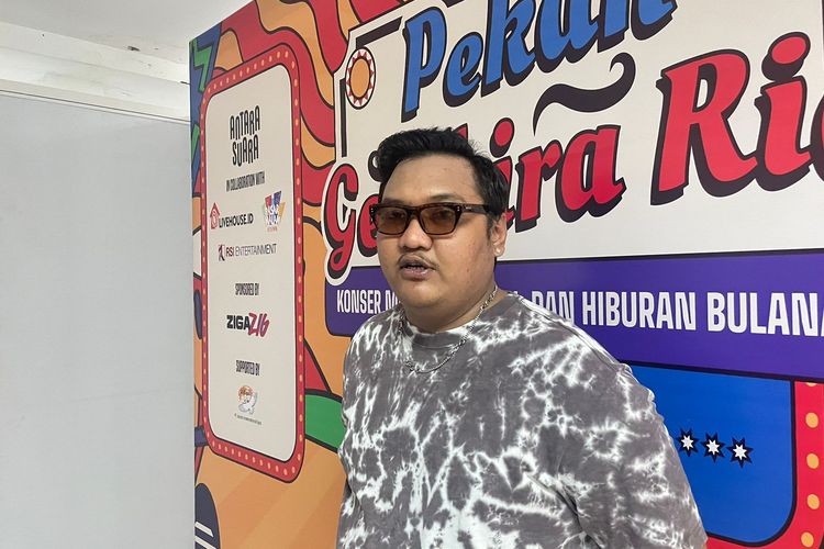 Penyanyi Ndarboy Genk tampil membawakan 12 lagu terbaiknya ketika hadir di acara Pekan Gembira Ria Vol 3 yang digelar di Gambir Expo, Kemayoran, Jakarta Utara.