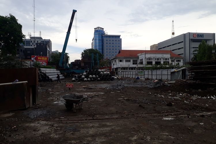 Pengerjaan proyek basemen Alun-Alun Surabaya di simpang Jalan Yos Sudarso dan Jalan Pemuda, Surabaya, Jawa Timur, Rabu (13/11/2019).