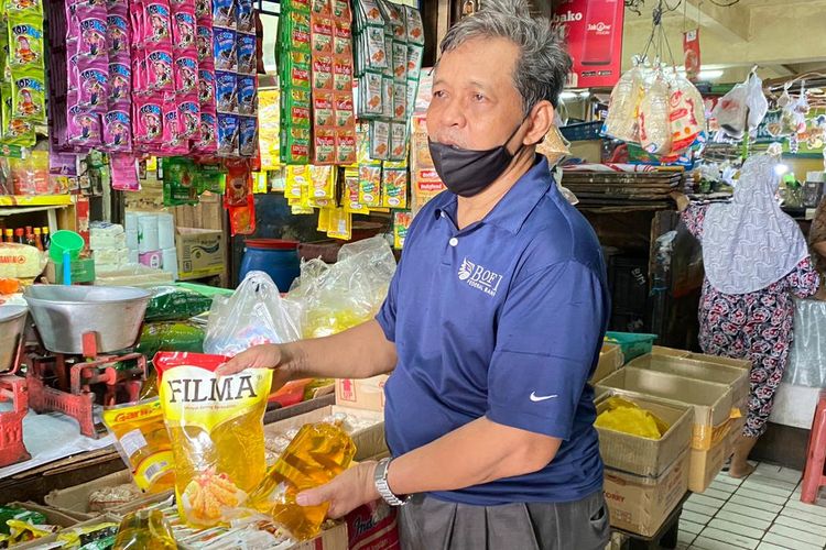 Salah satu penjual sembako di Pasar Slipi Jaya, Syawal (65) mengatakan minyak goreng mengalami kenaikan Rp 3.000 - Rp 5.000.