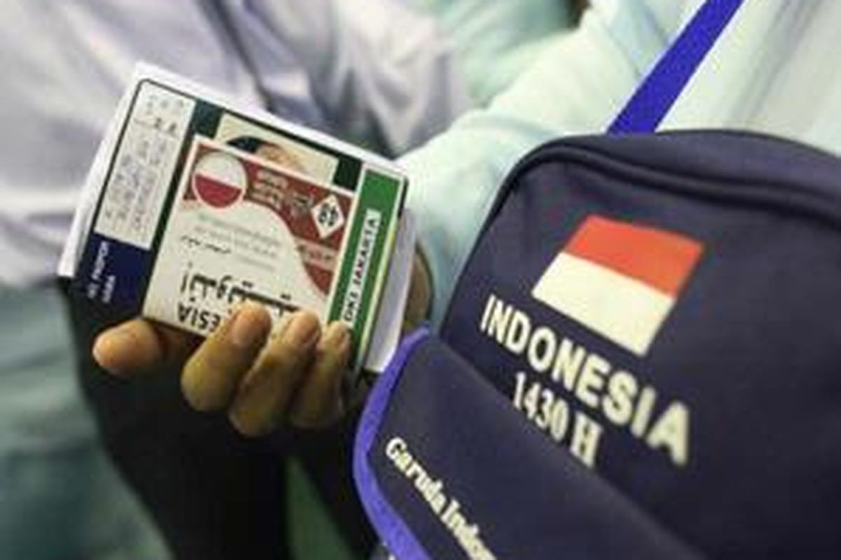 Jemaah haji kelompok terbang (Kloter) 1 dari Provinsi DKI Jakarta, bersiap menuju pesawat usai pelepasan jemaah haji oleh Menteri Agama Suryadarma Ali di Terminal Haji Bandara Soekarno-Hatta, Tangerang, Jumat (23/10). 