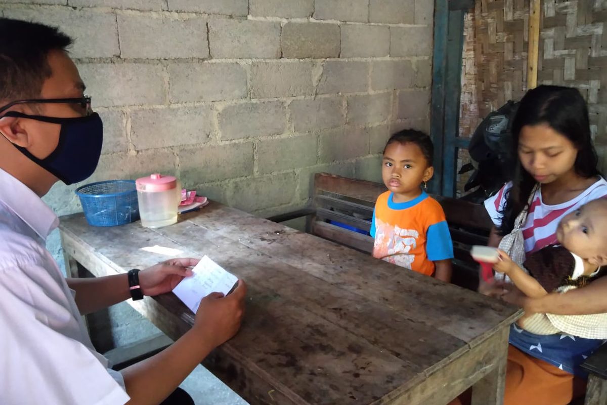 Ifan, guru SD N Growong, Tempuran, Magelang. Ia bersama rekan-rekannya melaksanakan masa pengenalan lingkungan sekolah dan profil guru di rumah siswa karena sulitnya sinyal untuk melaksanakan hal tersebut secara daring.
