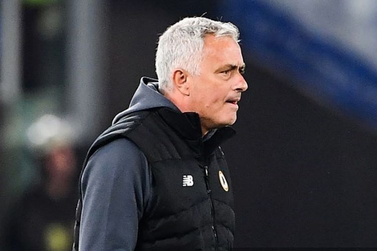 Ekspresi Jose Mourinho di tengah laga AS Roma vs Leicester City pada laga leg kedua semifinal Conference League di Stadion Olimpico, Jumat (6/5/2022).