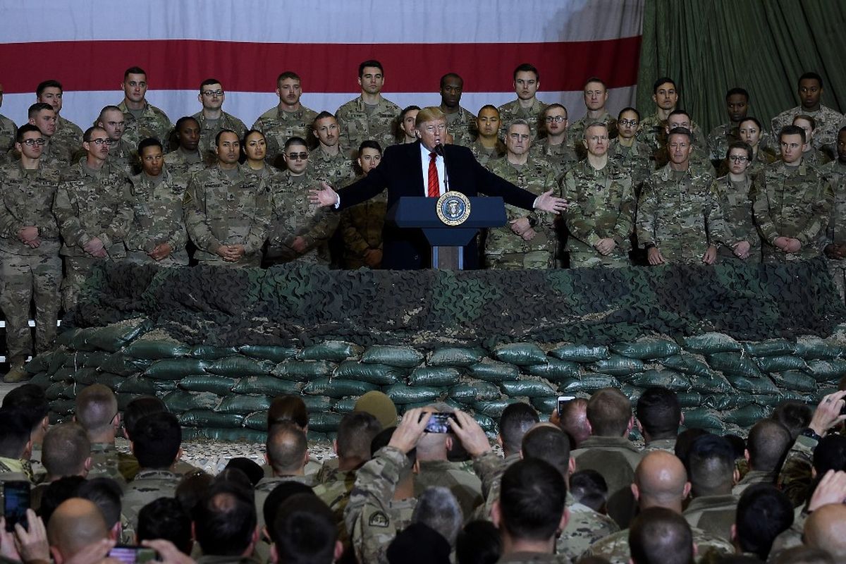 Dalam foto yang diambil pada 28 November 2019, Presiden Amerika Serikat (AS) Donald Trump berbicara kepada pasukan AS di Pangkalan Udara Bagram Afghanistan sebagai kunjungan dadakan di Hari Thanksgiving. Donald Trump pada Kamis (18/9/2025) sebut AS ingin kembali kuasai pangkalan udara Bagram di Afghanistan, sementara pemerintah Kabul menegaskan menolaknya.
