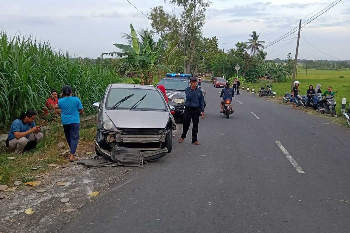 RINGSEK: Mobil Honda Jazz terlihat ringsek usai menabrak sejumlah motor di Jalan Nanggulan ? Goa Kiskendo, Padukuhan Tampel, Kalurahan Pendoworejo, Kapanewon Girimulyo, Kabupaten Kulon Progo, Daerah Istimewa Yogyakarta. Tiga orang luka ringan.