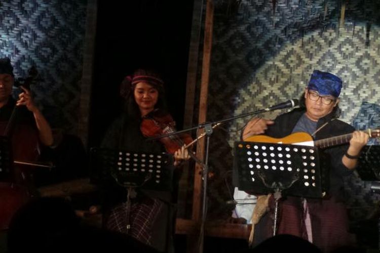 Jodhi Yudono (mengenakan ikat kepala biru) tampil bersama Tlaga Swara di panggung Rayakan Perbedaan Baduy Kembali, Bentara Budaya Jakarta, Jakarta Selatan, Rabu (6/4/2016) malam.