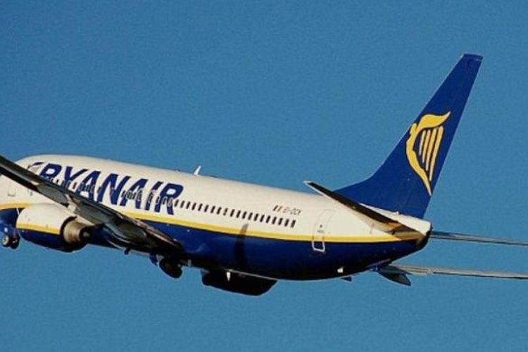 Pesawat terbang milik maskapai penerbangan Ryanair.