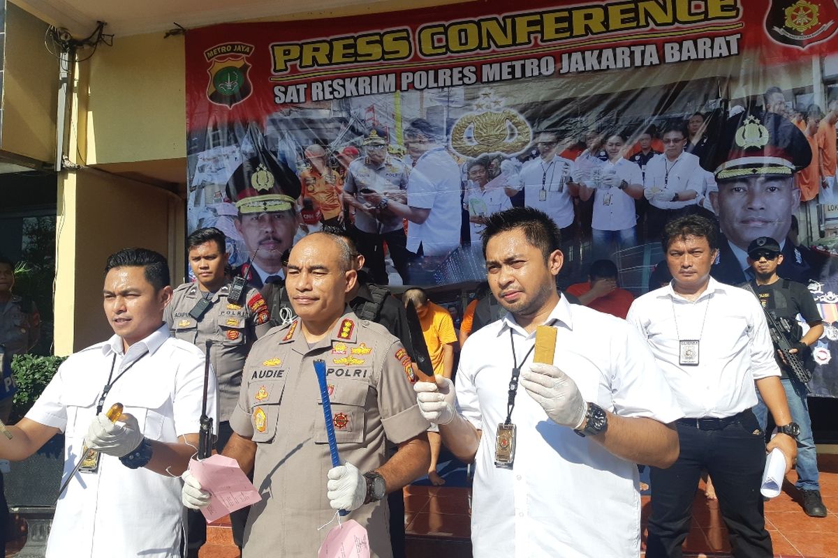 Kapolres Jakarta Barat, Kombes Pol Audie Latuheru, Kasatreskrim Polres Metro Jakarta Barat Kompol Teuku Arsya, dan Kanit Krimum Polres Jakbar Iptu Dimitri Mahendra di Polres Metro Jakbar, Senin (2/3/2020) 