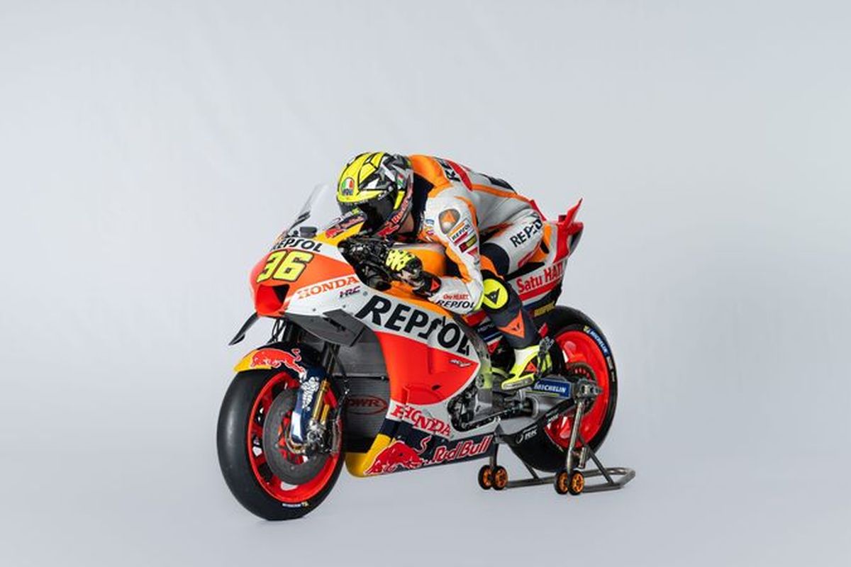 Pebalap Repsol Honda Joan Mir menunjukkan livery motor untuk musim balap 2023. 