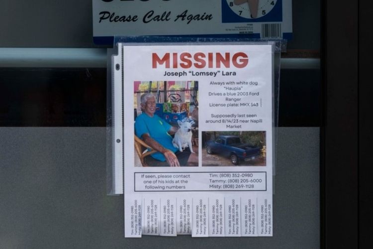 Selebaran orang hilang atas nama Joseph Lomsey Lara dipasang di pintu sebuah pusat perbelanjaan di kota Lahaina, Hawaii, 21 Agustus 2023.