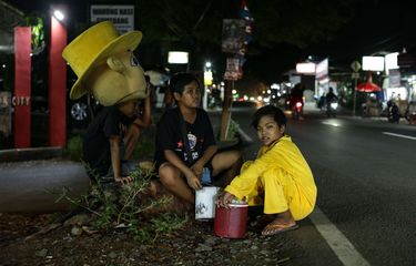 Ipul (14), Ezra (10), dan Inu (13) kiri ke kanan, mengamen dengan kostum upin di kawasan GDC Depok, Rabu (1/9/2021). Pandemi Covid-19 menyebabkan meningkatnya jumlah pekerja anak. Peningkatan kemiskinan, perubahan sistem pembelajaran, dan risiko anak putus sekolah menjadi pemicunya.
