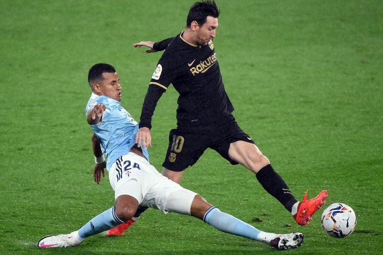 Jeison Murillo (kiri) berebut bola dengan Lionel Messi pada pertandingan Celta Vigo vs Barcelona di Liga Spanyol 2020-2021 yang berlangsung di Stadion Balaidos, Jumat (2/10/2020) dini hari WIB. 