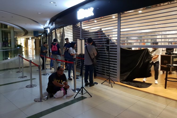 Antrean iPhone Xs di iBox Central Park, Jumat (14/12/2018).