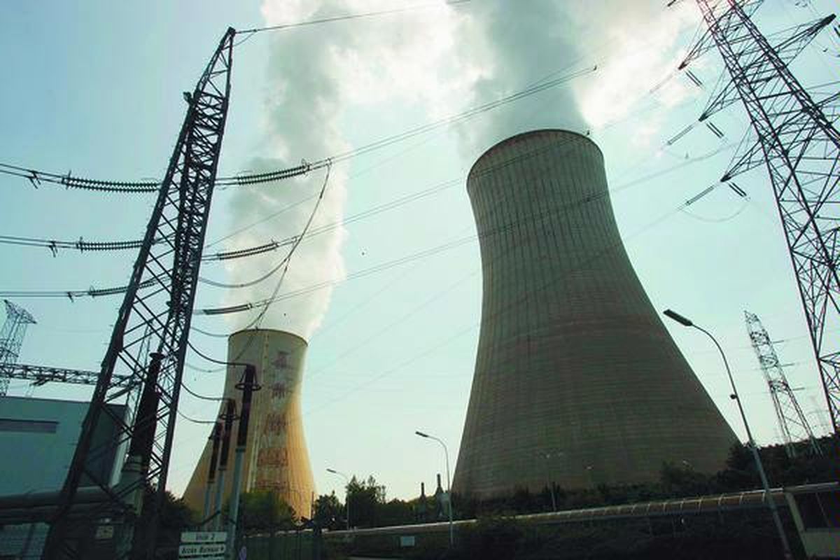 Pusat tenaga nuklir Tihange sebagai pemasok kebutuhan listrik Belgia, 17 Juni 2006.