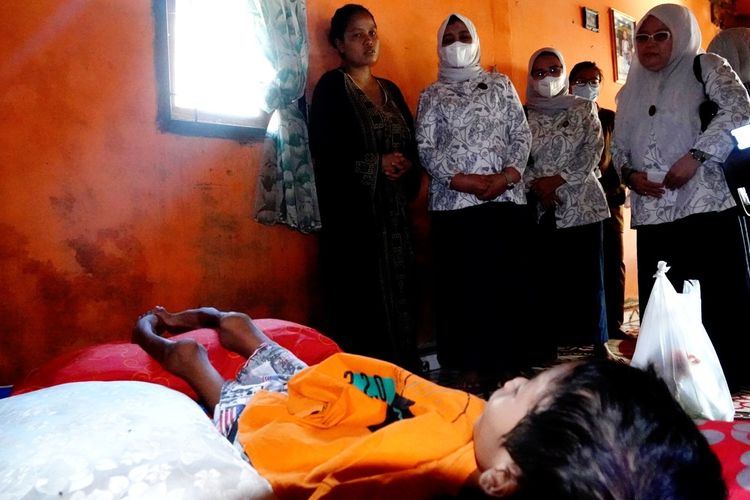 Ketua YKI Provinsi Sumut Nawal Lubis mengunjungi Iksan dan Riski, anak nelayan miskin yang menderita hydrocephalus dan kelumpuhan di Desa Paluhsibaji, Kecamatan Pantailabu, Kabupaten Deliserdang, Selasa (9/8/2022)  