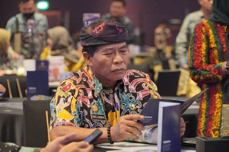 Gubernur Kalimantan Utara (Kaltara) Zainal Arifin Paliwang menerima penghargaan Top Pembina Badan Usaha Milik Daerah (BUMD) pada Ajang Penghargaan Top BUMD Awards 2023 yang digelar oleh Majalah Top Business di Pelataran Ballroom Hotel Raffles, Jakarta, Rabu (5/2/23).