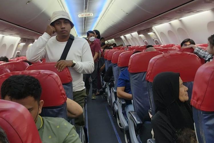 Pesawat Lion Air JT 716 dari Bandara Soekarno-Hatta Jakarta ke Bandara Supadio Pontianak batal mendarat karena cuaca. Sedianya pesawat dijadwalkan landing Rabu (6/9/2023) pukul 17.55 WIB, harus dialihkan ke Bandara Hang Nadim Batam, setelah sempat berputar-putar di atas Kota Pontianak selama 1 jam. 
