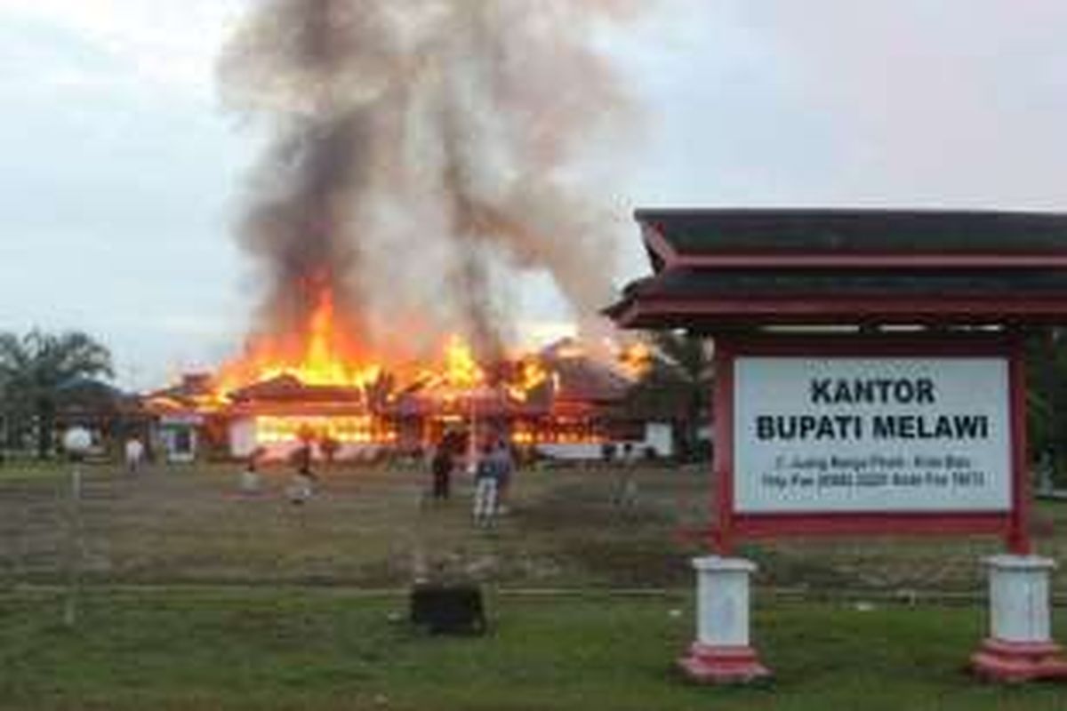 Kebakaran melanda Kantor Bupati Melawi, Kalimantan Barat, Sabtu (19/11/2016) sekitar pukul 05.00 WIB