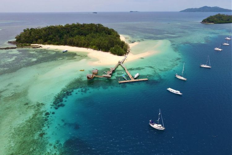 Pulau Saronde menjadi lokasi pelaksanaan Festival Pesona Saronde di Kabupaten Gorontalo Utara. Sejumlah peserta rally yacht internasional meramaikan kegiatan ini