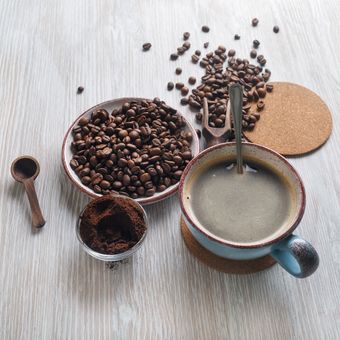 Selain memberi hadiah mug atau gelas, biji kopi spesial juga bisa menjadi alternatif kado Hari Ayah jika ayah kita suka minum kopi.