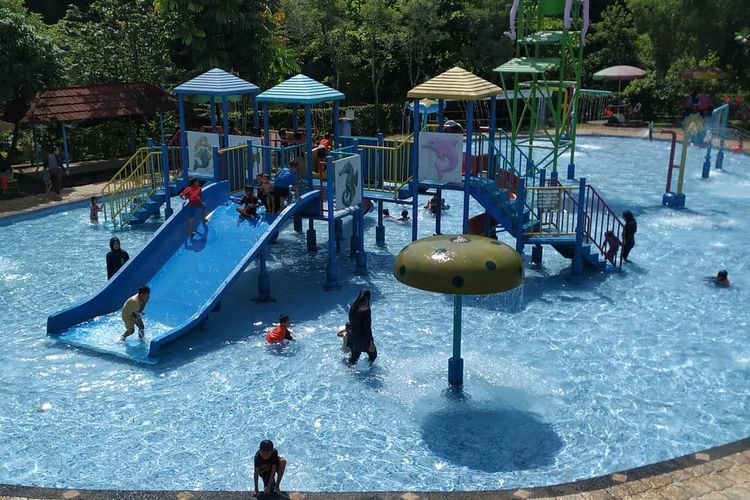 Wahana bermain air di Rumah Ibu Waterboom, Cibinong, Bogor. 