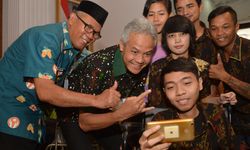 Mengintip Kehangatan Ganjar dan Warganya Lewat Media Sosial