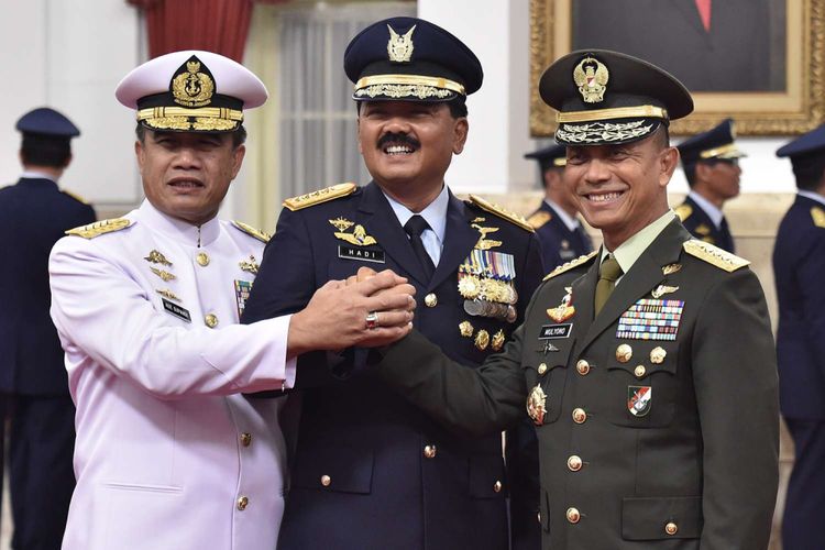 Panglima TNI Marsekal Hadi Tjahjanto (tengah) bersama KSAD Jenderal TNI Mulyono (kanan) dan KSAL Laksamana TNI Ade Supandi (kiri) melakukan salam komando usai upacara pelantikan di Istana Negara, Jakarta, Jumat (8/12/2017). Marsekal TNI Hadi Tjahjanto resmi menjabat sebagai Panglima TNI menggantikan Jenderal TNI Gatot Nurmantyo yang memasuki masa pensiun.