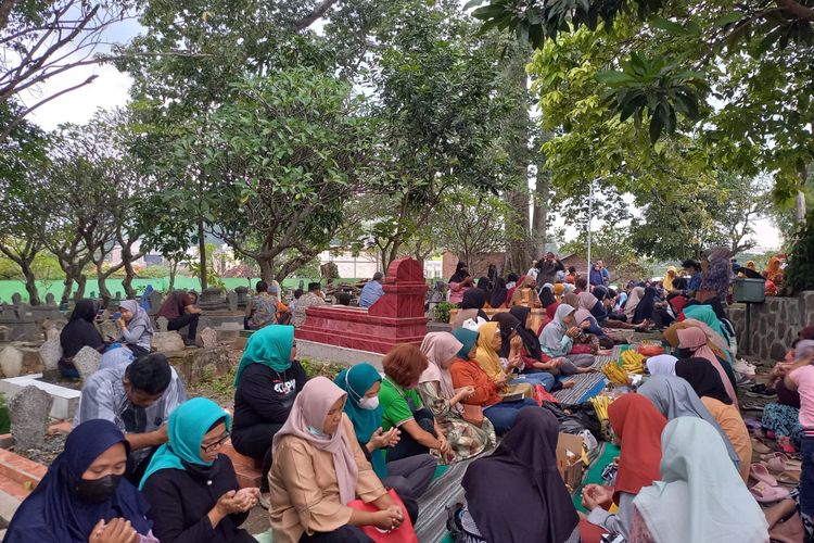 Ratusan warga Kelurahan Pleburan, Kota Semarang, mengikuti tradisi Ruwahan untuk mendoakan leluhur di Makam Sukolilo, Semarang, Jumat (17/3/2023).