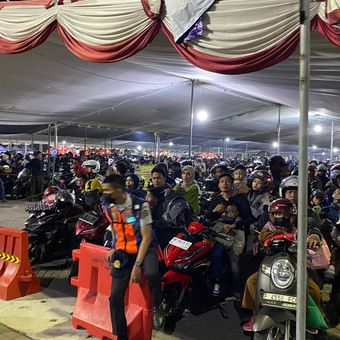 Pemudik mulai memadati Pelabuhan Ciwandan yang dikhususnya mengakut pemudik sepeda motor, Rabu (18/3/2026) dini hari.