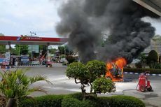 Sebuah Mobil Avanza di Kediri Terbakar Saat Antre BBM