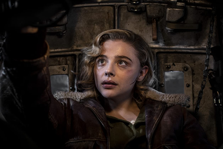 Chloë Grace Moretz dalam film aksi Shadow in the Cloud (2020).