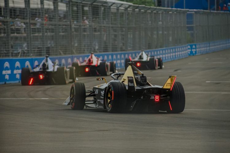 Mobil balap listrik dalam ajang Formula E Jakarta 2023 tengah melintas Jakarta International E-Prix Circuit (JIEC), Ancol, Jakarta.