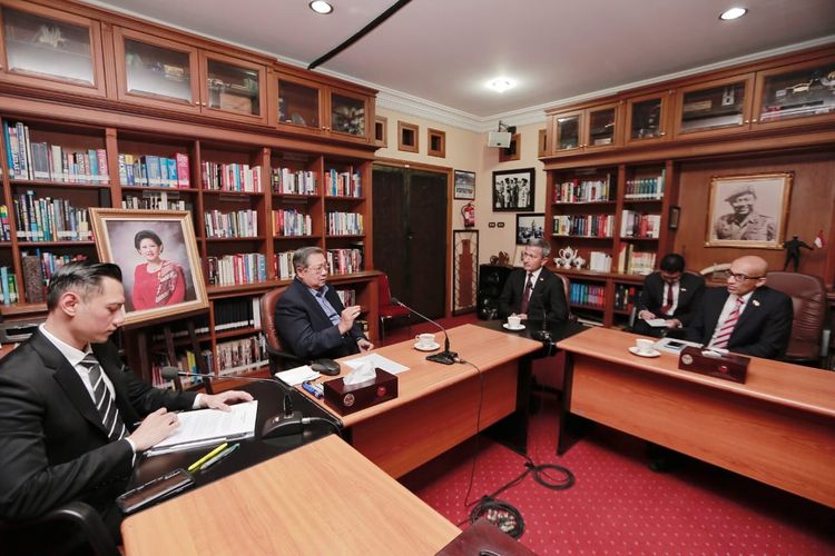 Presiden ke-6 RI Susilo Bambang Yudhoyono (SBY) menerima kunjungan Menteri Luar Negeri Singapura Vivian Balakrishnan di kediaman Cikeas, Bogor, Jawa Barat, Rabu (17/7/2019)